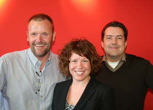 Stellten ihre Pl�ne f�r den deutschen Markt in M�nchen vor (v.l.n.r.): Jon Irwin (President Rhapsody), Jaimee Minney (Senior Director Public Relations Rhapsody) und Napster-Gesch�ftsf�hrer Thorsten Schliesche (Bild: MusikWoche)