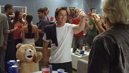 Tassen hoch: "Ted" mit Mark Wahlberg ist immer noch Nummer eins (Bild: Universal)