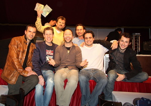 Trafen sich nach dem Showcase (hinten): Tourneeleiter Stefan Siebert (l.) und BoBo-Manager Oliver Imfeld sowie (vorn, v.l.n.r.) Wolfgang von Webenau, Achim Kleist (beide Syndicate Musicproduction), DJ BoBo, Roman L�th und Fritz Michallik (beide Syndicate Musicproduction) (Bild: MusikWoche)