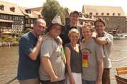 v.l.n.r.: Drehbuchautor Tommy Jaud, Antoine Monot, Mira Bartuschek, Maximilian Br�ckner, Stephan Luca mit Regisseur Gregor Schnitzler (hinten) beim Drehstartfoto in Bamberg (Bild: Sony Pictures)