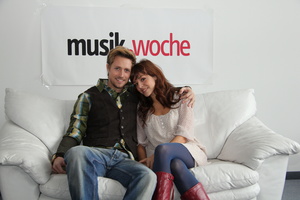Verk�ndeten auf der MusikWoche-Couch, dass ihr Deb�talbum im M�rz 2012 bei Ariola erscheint: Die Musical-Darsteller Lukas Perman und Marjan Shaki (Bild: MusikWoche)