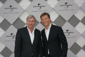 Will die GEMA "in ihre Schranken" weisen: Klaus Wowereit, hier mit Universal-Boss Frank Briegmann (Bild: Universal Music)