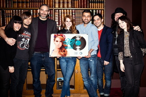 Zur Edelmetall-Auszeichnung in Berlin versammelten sich (v.l.n.r.) Anna Cofone (Hairstylist), Bernd Harbauer (Product Manager), Daniel Lieberberg (Managing Director Rock/Urban), Lana Del Rey, Neffi Temur (Senior Director Urban), Ed Millet (Management Lana Del Rey), John O'Sullivan (Visual Director) und Pamela Cochrane (Make-Up Artist) (Bild: Mathias Hielscher)