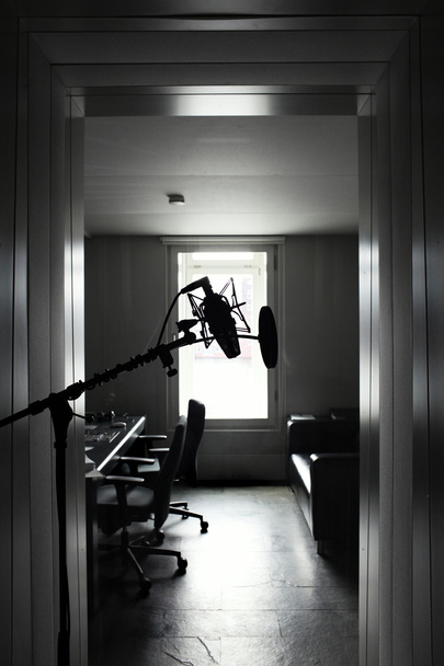 Hochmoderne, entkopplete Studios mit Tageslicht und Sichtfenster zwischen Sprecher und Regie
