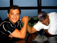 Handschlag mal anders: Ralf Reichert (l.) und Moses Pelham