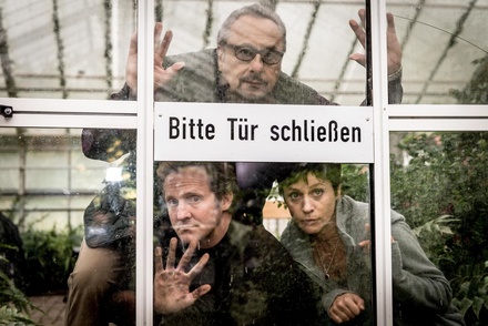 Erstes Szenenfoto des ZDF-Films "Die Insassen" mit Wolfgang Stumph, Maximilian Brückner und Jule Ronstedt (Bild: ZDF / Boris Laewen)