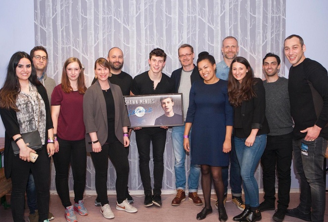 MusikWoche | News | Universal verlieh Gold an Shawn Mendes