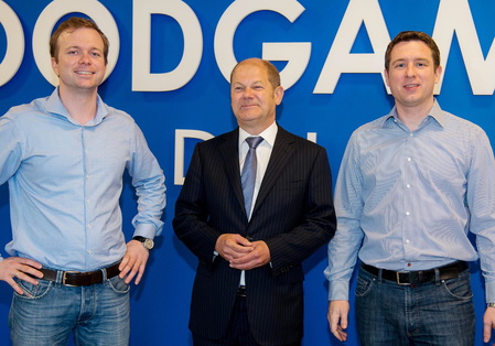 Goodgame gilt eigentlich als Vorzeigefirma der Hansestadt. Die Goodgame-Gründer Dr. Christian Wawrzinek (l.) und Dr. Kai Wawrzinek (r.) mit Olaf Scholz, dem Hamburger Bürgermeister (Bild: Kevin Winiker)